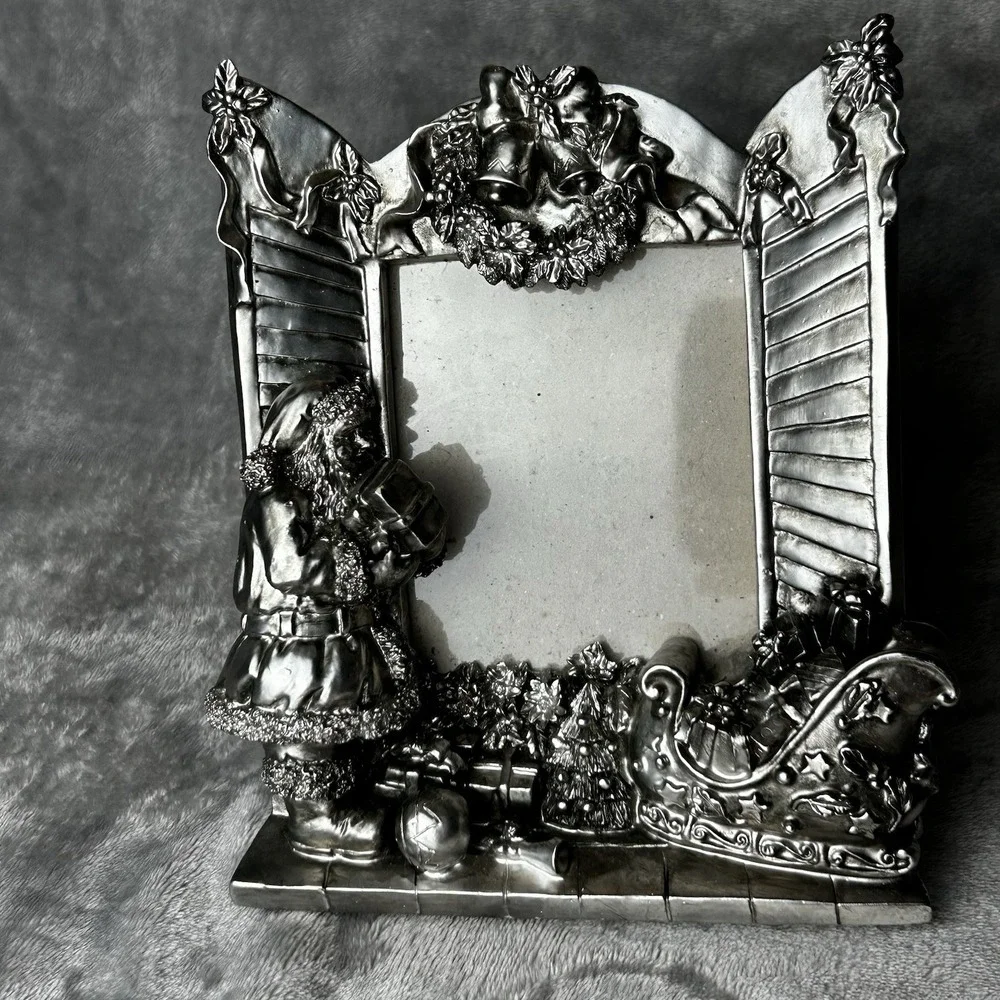 Ornate Silver Resin Picture Frame Santa & Sleigh In Front Of Window Detailed 5x7